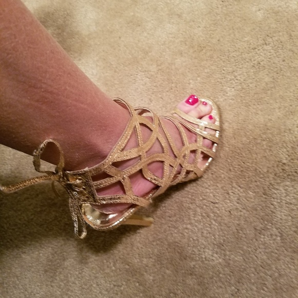 🎉 NWOT Gold Metallic Gladiator - Picture 5 of 6